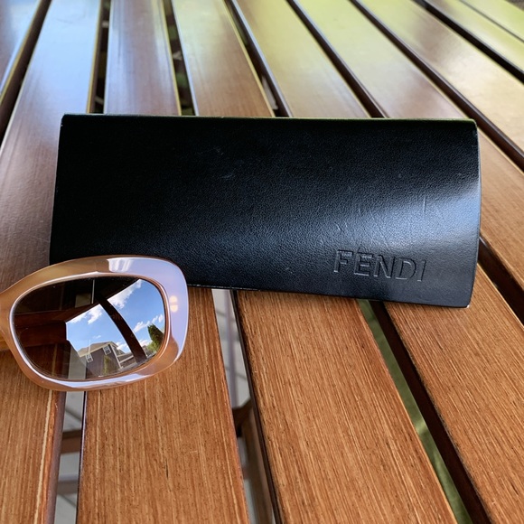 FENDI Sunglasses 🕶️ - Picture 3 of 8